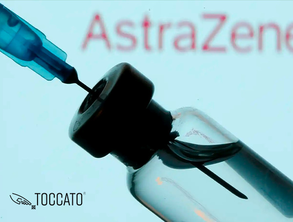 Imagem da vacina AstraZenica com o logo da Toccato.
