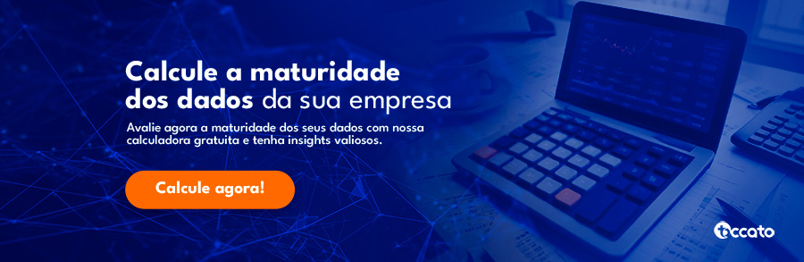 Banner azul a imagem de uma calculadora ao fundo. Nele, está escrito: Calcule a maturidade de dados da sua empresa. Avalie agora a maturidade dos seus dados com a nossa calculadora gratuita e tenha insights valiosos. Calcule agora e entenda a relação entre seus dados e IA. 